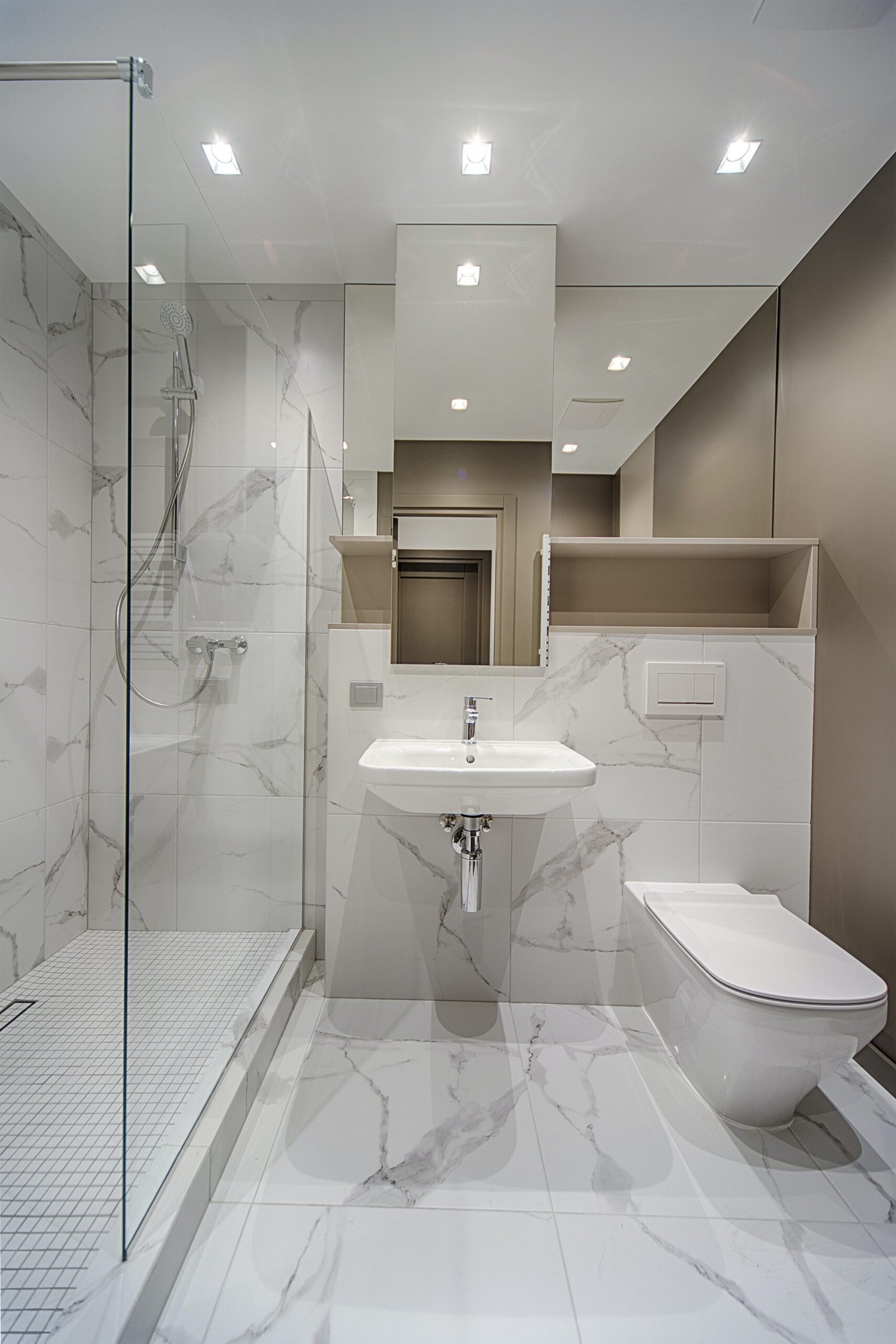 Instalación hidrosanitaria para baños con cabina de ducha y doble lavamanos